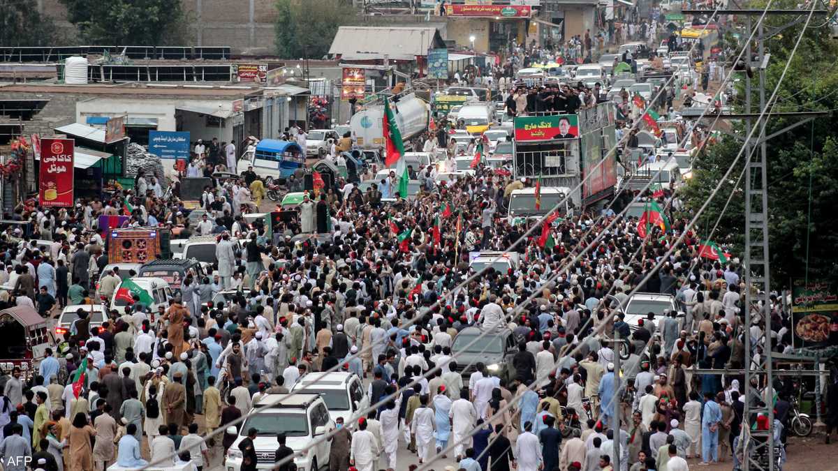 الجيش والطوارئ.. إلى أين تتجه أزمة عمران خان؟