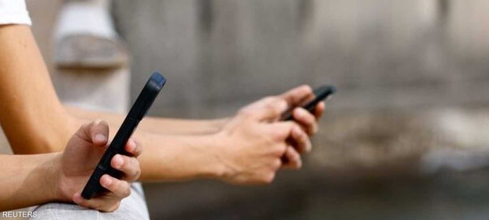 تحذيرات طبية تعيد شاشات المدارس إلى الواجهة