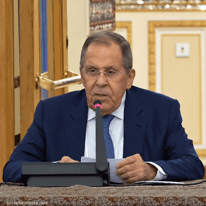 روسيا بين إيران وأميركا.. أوراق محدودة ومصالح كبيرة