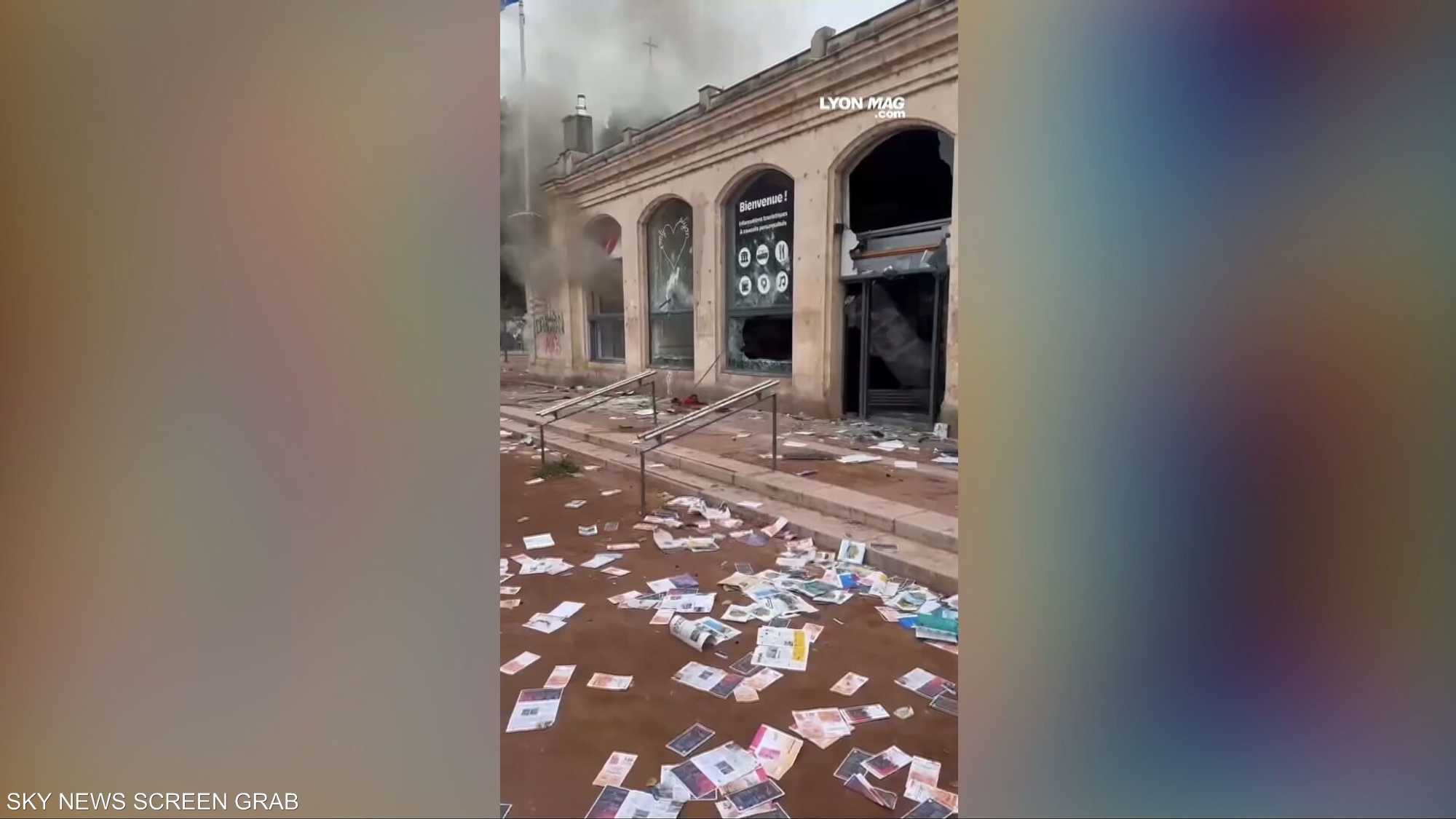 فرنسا تحترق.. والمهاجرون يدفعون الثمن