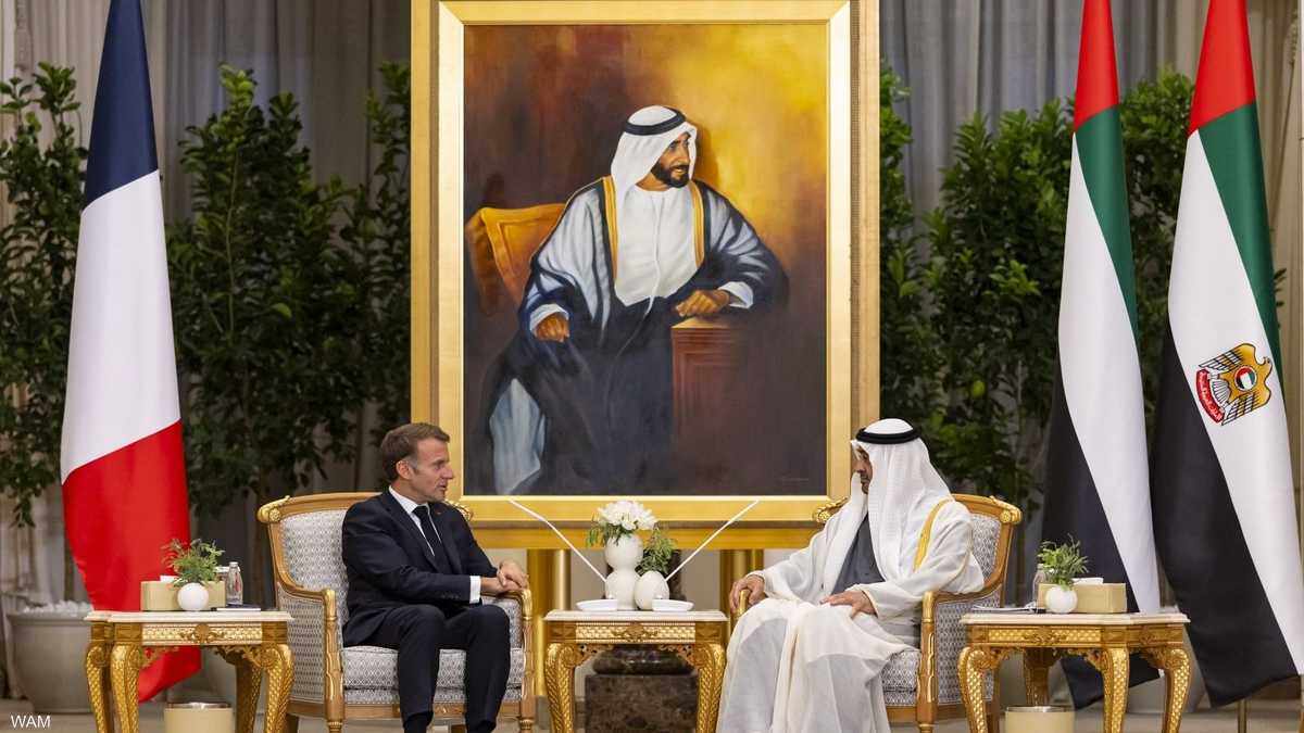 محمد بن زايد وماكرون يبحثان التعاون والتطورات الإقليمية