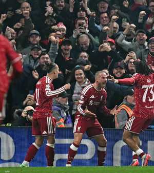 لاعبو ليفربول يحتفلون بالفوز على فياريال بدوري أبطال أوروبا