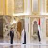 رئيس دولة الإمارات يستقبل رئيس وزراء سنغافورة
