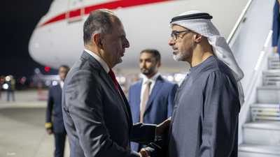 الشيخ خالد بن محمد بن زايد آل نهيان لدى وصوله إلى مطار أثينا
