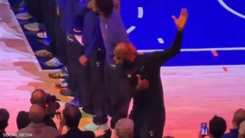 ليبرون جيمس بدا وكأنه يجري عمليات إحماء أثناء النشيد الوطني