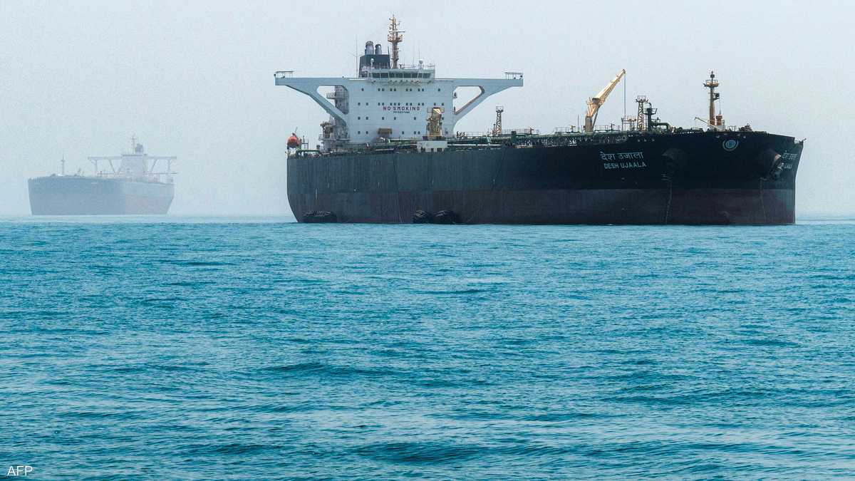 كيف تسمم حرب إيران البر والبحر؟