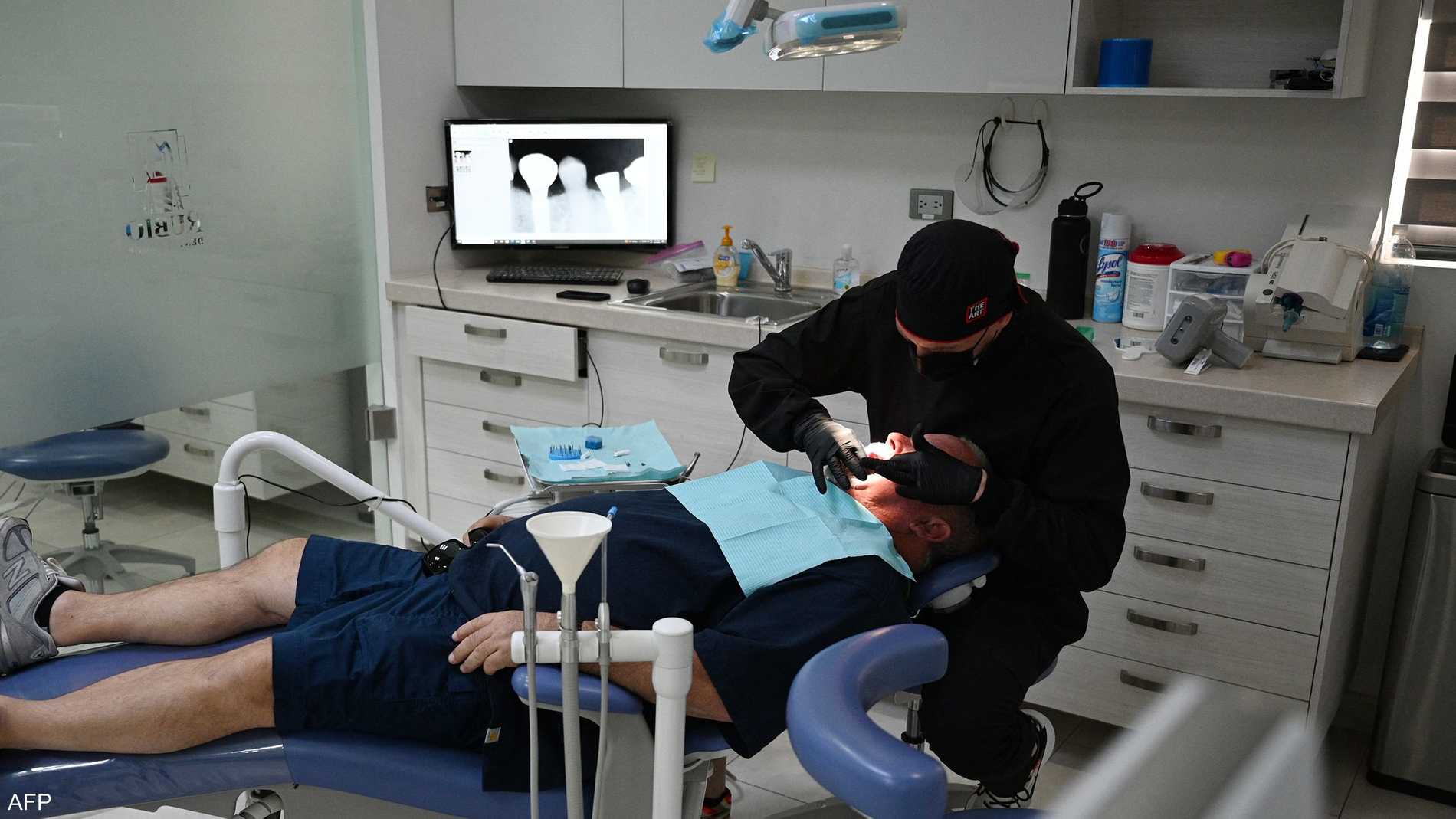 لماذا تفشل بعض زراعات الأسنان رغم المضادات الحيوية؟ 