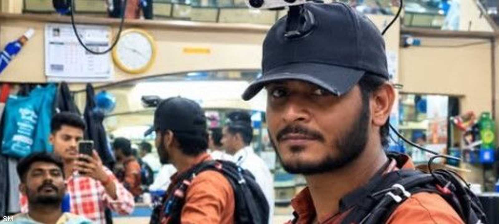يرتدي حلاق شاب كاميرا صغيرة أثناء قص الشعر في بنغالور
