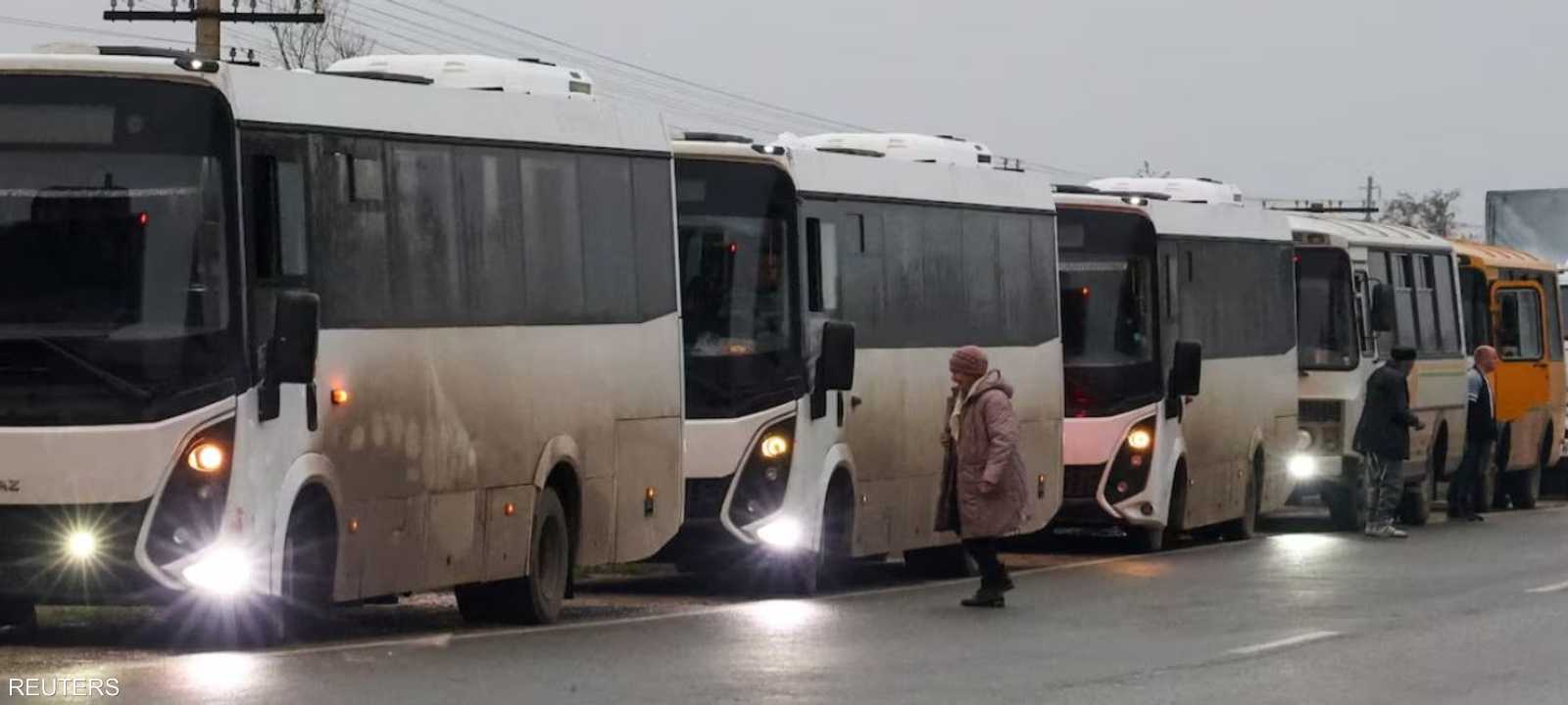 حافلات تقل سكانا تم إجلاؤهم من بلدة أوليشكي