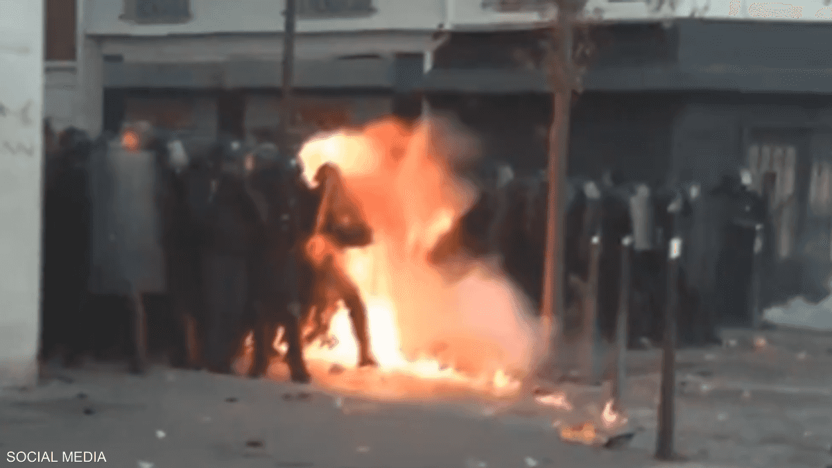 فيديو.. استهداف قوات الأمن بعبوات حارقة في باريس