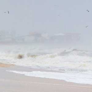 موجات تسونامي عاتية تضرب إندونيسيا