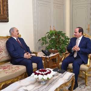 السيسي وحفتر في لقاء سابق