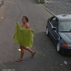 صورة المرأة كما التقطتها كامير غوغل ستريت فيو