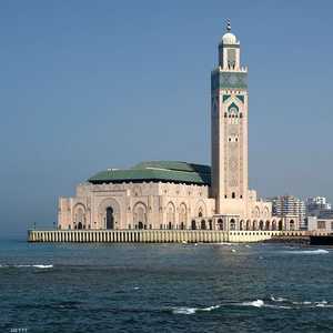 البناية الضخمة المتواجدة فوق سطح مياه البحر