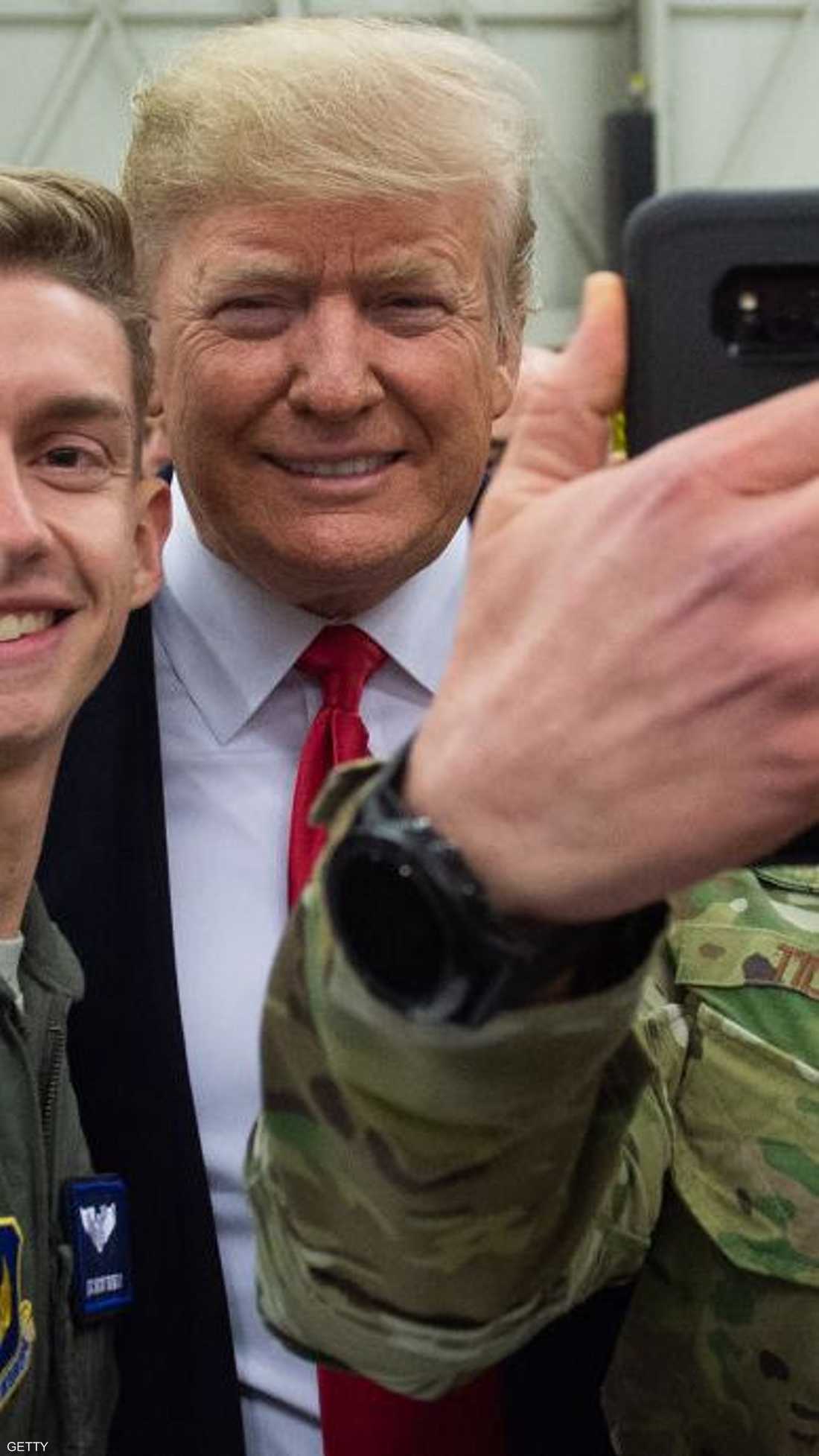 سيلفي الجنود مع الرئيس الأميركي