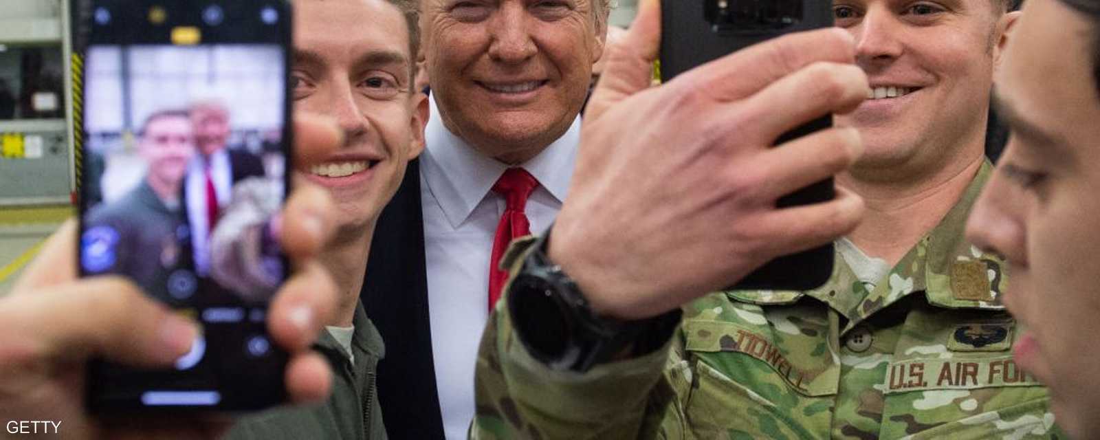 سيلفي الجنود مع الرئيس الأميركي