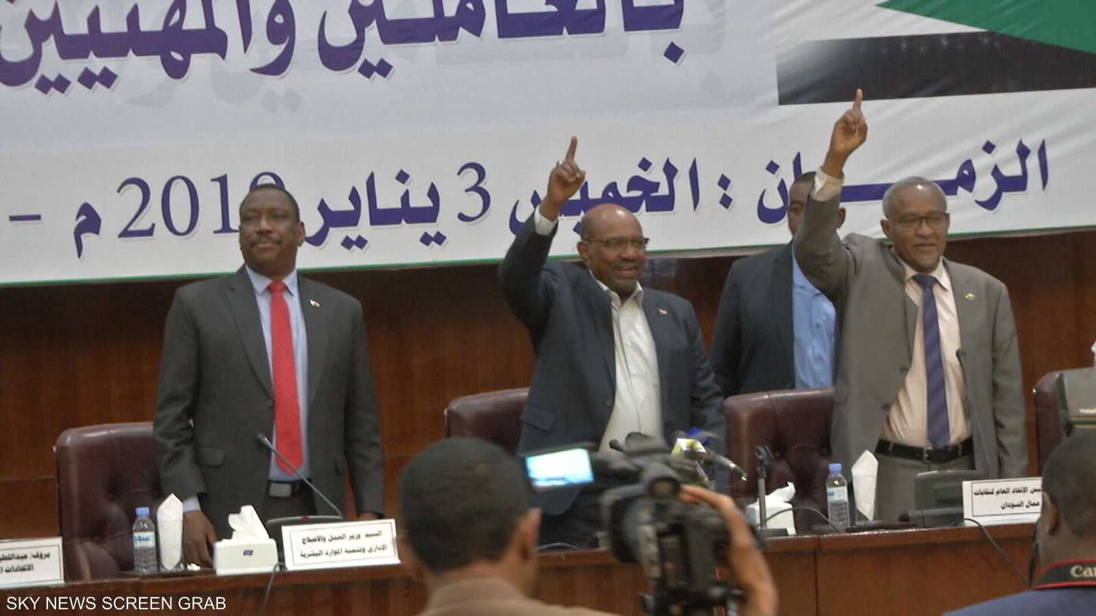 مظاهرات السودان.. تحرك حكومي والبشير يعد بزيادة الأجور