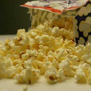 الفشار واحد من الأطعمة التي تعلق بين الأسنان.