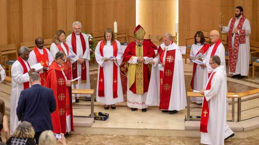 تأسست كنيسة سان أندروز على أرض العاصمة أبوظبي في 1984، ويقع موقعها قرب مسجد مريم أم عيسى، في تلاحم وتعايش يعكس التسامح الديني على أرض الإمارات.