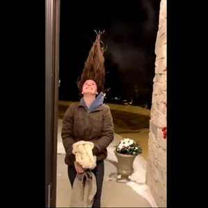 البرد يحول شعر أميركية إلى قطعة مجمدة