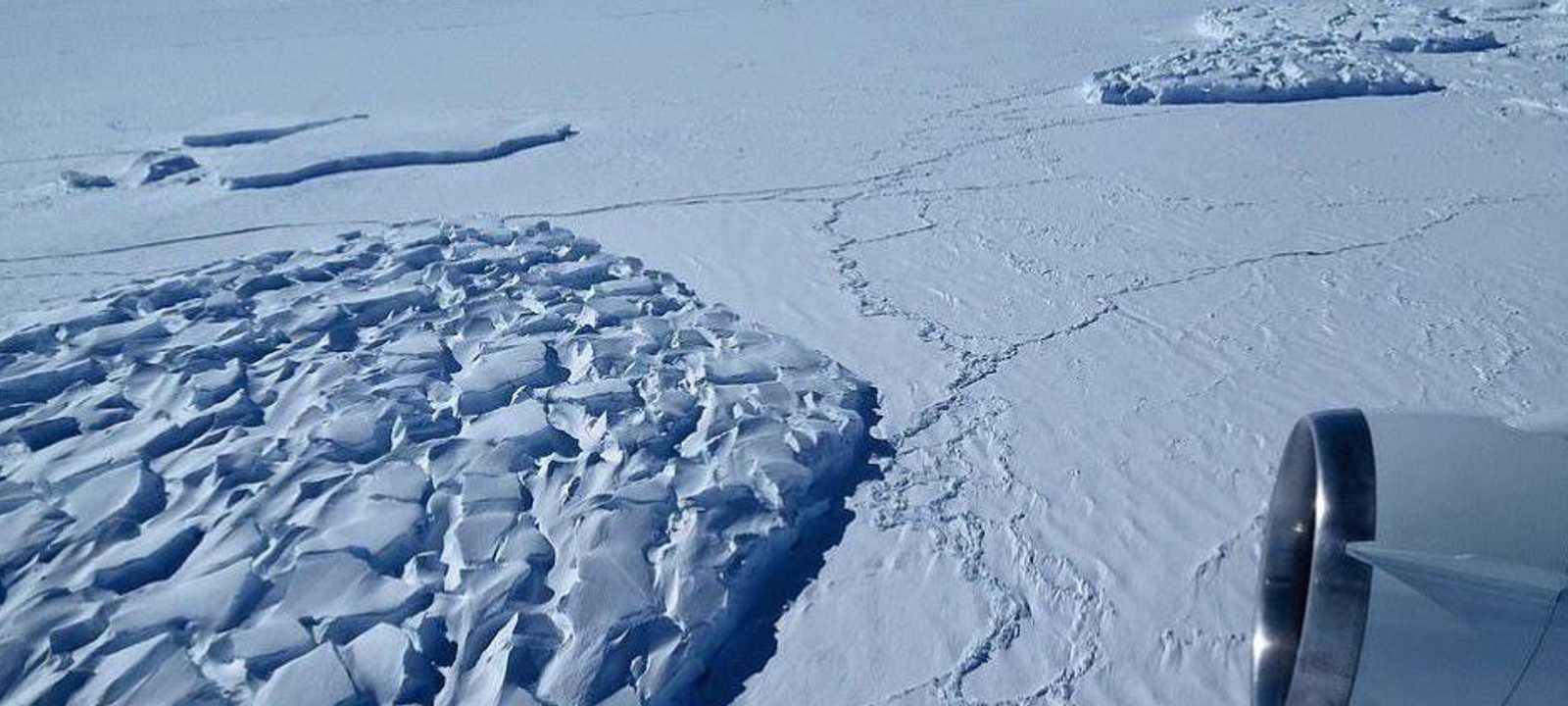 انفصال جبل جليدي ضخم عن نهر ثوايتيس الجليدي