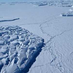 انفصال جبل جليدي ضخم عن نهر ثوايتيس الجليدي