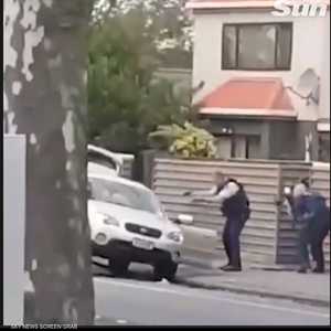 مجزرة المسجدين.. فيديو يظهر شجاعة شرطي نيوزيلاندي