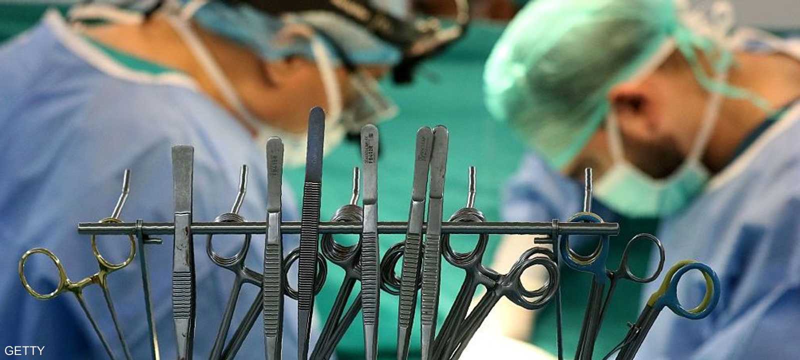 أطباء خلال إجراء عملية جراحية - أرشيفية