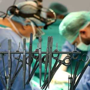 أطباء خلال إجراء عملية جراحية في القلب