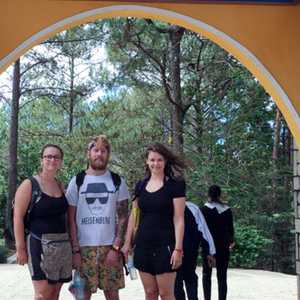 الثلاثة كانوا في رحلة سياحية إلى فيتنام لمدة يوم واحد.