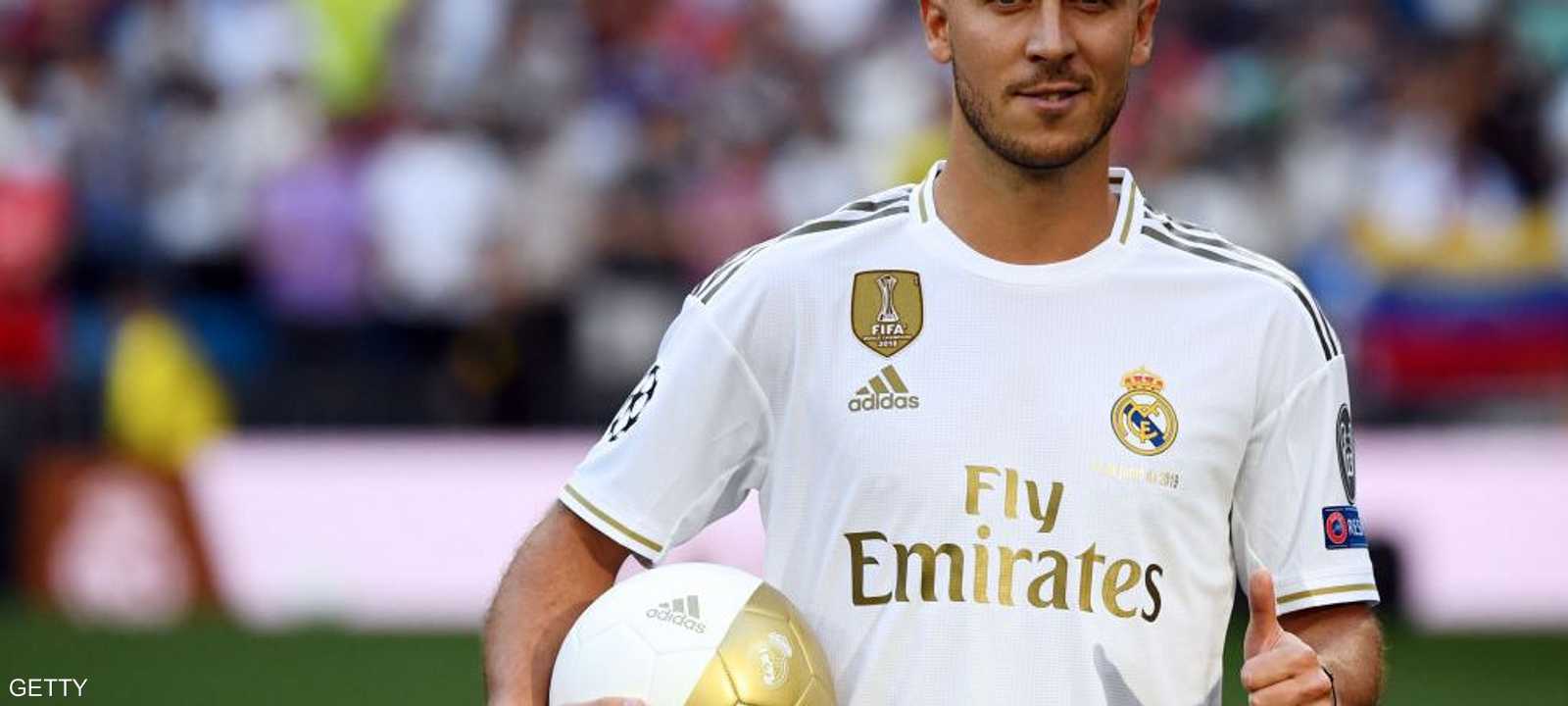 هازارد مرتديا قميص ريال مدريد الإسباني