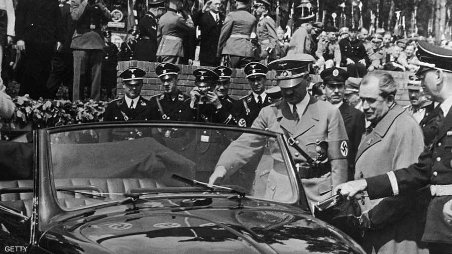الزعيم النازي أدول هتلر يتفقد "سيارة الشعب" عام 1938
