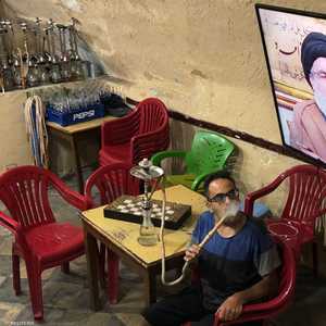 رجل يستمع لنصر الله في مقابلة مع تلفزيون المنار التابعة له.