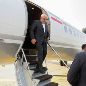 ظريف وصل بطريقة مفاجئة إلى فرنسا