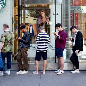 إدمان الهواتف الذكية أصبح ظاهرة عالمية