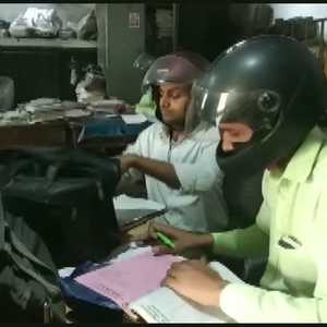 صور الموظفين في المكاتب التي بثتها وكالة الأنباء الهندية.