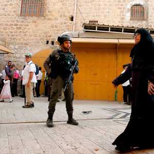 مستوطنون بحماية الجنود وسط مدينة الخليل (أرشيفية)