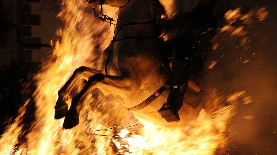 يتم ركوب الخيول من خلال النيران في الليلة التي تسبق تكريم الحيوانات