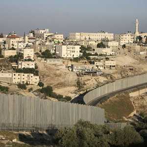 يفصل جدار الفصل العنصري بين أبو ديس وبين مركز مدينة القدس.