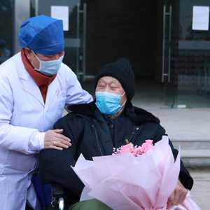 وانغ أكبر ناج من كورونا أثناء خروجه من المستشفى