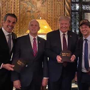 نشر صورة على موقع إنستغرام يظهر فيها واقفا إلى يسار ترامب.