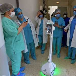 الروبوت قادر على قياس نبضات القلب وفحص الحرارة.