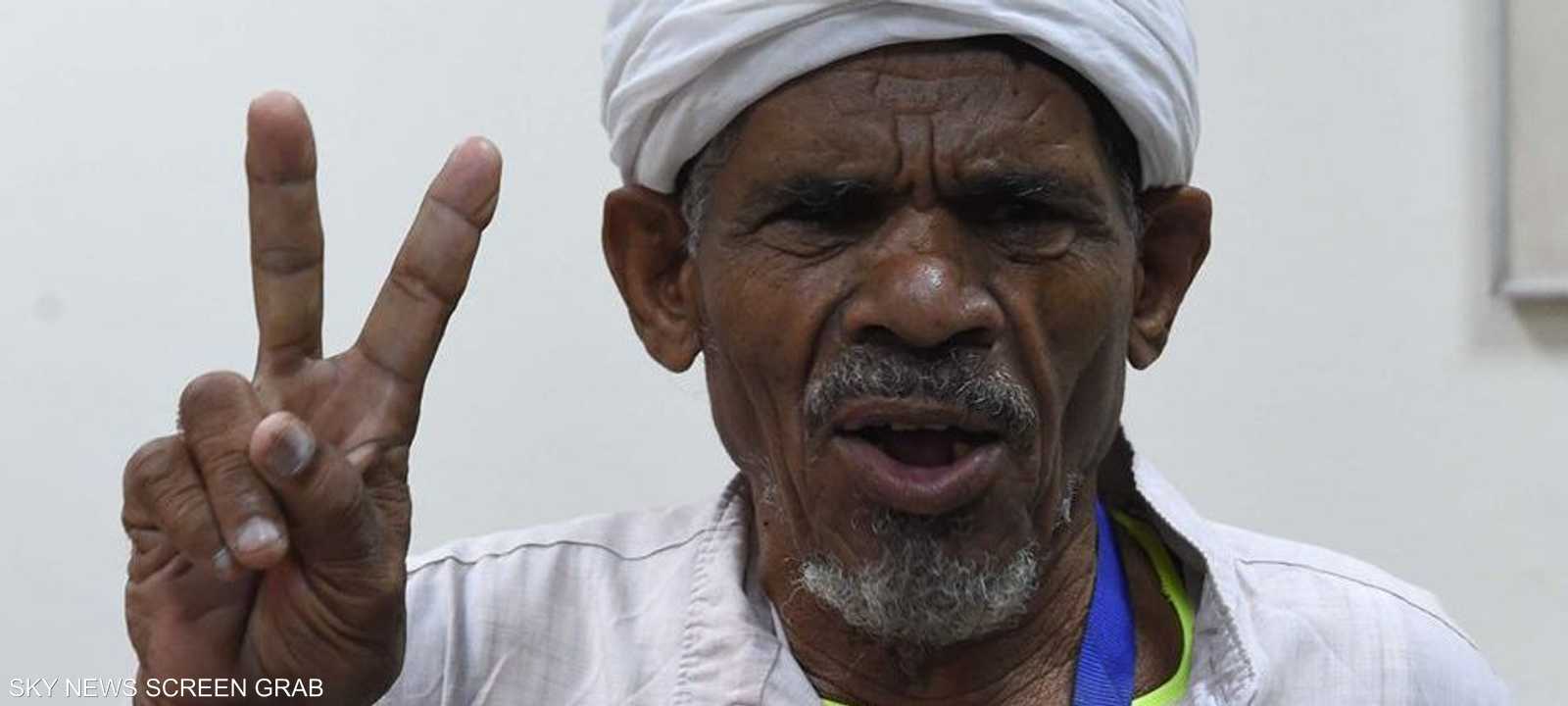 يعمل الرجل التسعيني في مهنة "الشيال"-نقل البضائع بين المحال