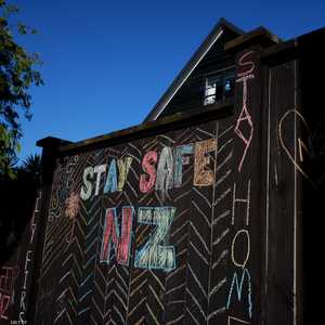 لافتة على أحد البيوت في أوكلاند تطلب البقاء في المنازل