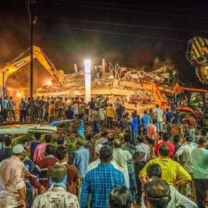 عمال الإنقاذ يبحثون عن أشخاص تحت أنقاض في الهند