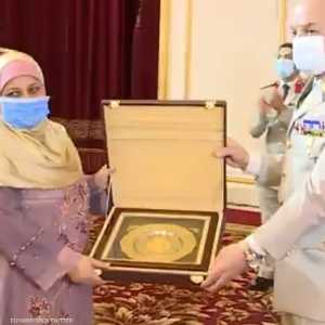 وزير الدفاع المصري يكرم صفية أبو العزم "سيدة القطار"