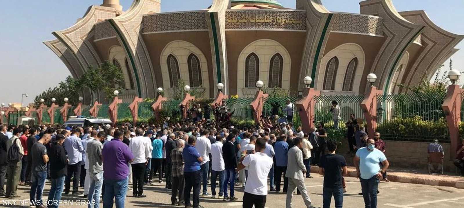 انتشر أحباب "ياسين" في الساحة الخارجية للمسجد