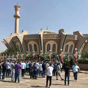 انتشر أحباب "ياسين" في الساحة الخارجية للمسجد