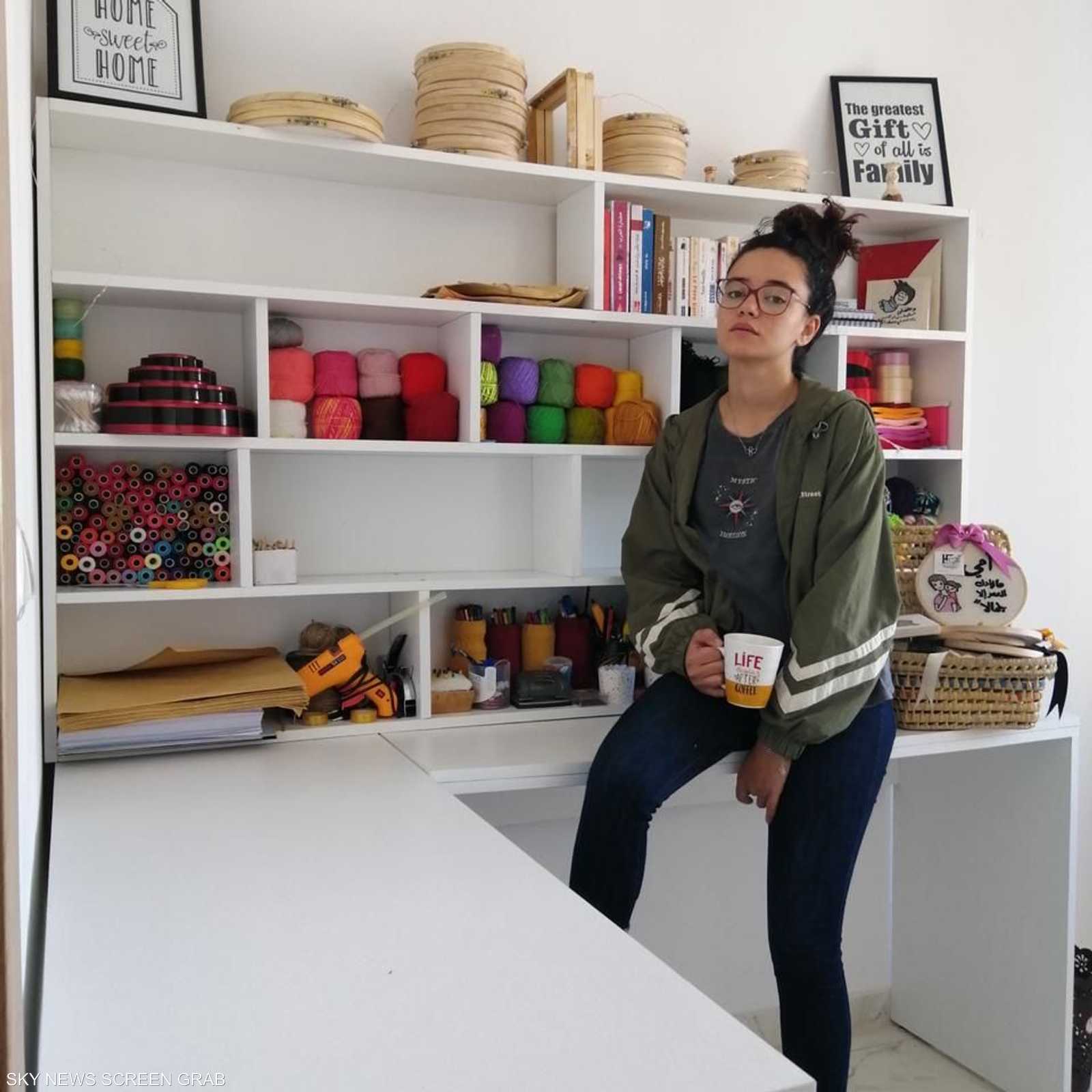 حولت هاجر هوايتها المفضلة "التطريز"، إلى مهنة