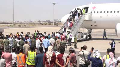 صورة أرشيفية لوصول أسرى موالين للحكومة اليمنية مطار عدن